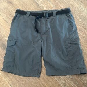 Columbia men's cargo shorts. Size 38. Color grey.